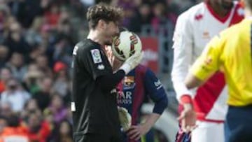Cristian &Aacute;lvarez sonr&iacute;e con el bal&oacute;n antes del lanzamiento de Messi.