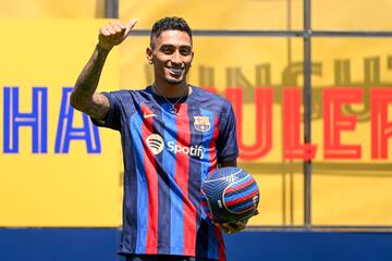 El extremo brasile?o ha sido presentado como nuevo jugador del Barcelona junto a Joan Laporta en la Ciutat Esportiva Joan Gamper.