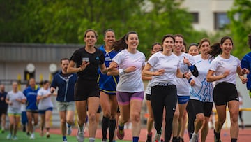 La atleta Marta Pérez entrena con varias atletas para preparar la Carrera de la Mujere en el Polideportivo José Caballero de Alcobendas.