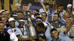 -FOTODELDIA- BAS178. BUENOS AIRES (ARGENTINA), 29/11/2017.- Los jugadores de Gremio de Brasil Leonardo Moura (i), Bruno Cortez (c) y Cicero (d) celebran con el trofeo tras ganar la Copa Libertadores hoy, mi&eacute;rcoles 29 de noviembre de 2017, en la final ante Lan&uacute;s de Argentina, en el estadio &quot;Ciudad de Lanus&quot; en Buenos Aires (Argentina). EFE/David Fern&aacute;ndez