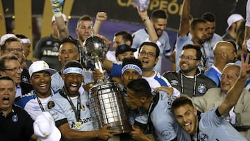 -FOTODELDIA- BAS178. BUENOS AIRES (ARGENTINA), 29/11/2017.- Los jugadores de Gremio de Brasil Leonardo Moura (i), Bruno Cortez (c) y Cicero (d) celebran con el trofeo tras ganar la Copa Libertadores hoy, miércoles 29 de noviembre de 2017, en la final ante Lanús de Argentina, en el estadio "Ciudad de Lanus" en Buenos Aires (Argentina). EFE/David Fernández