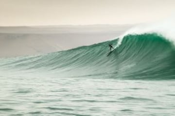 El Mundial de Surf Maui and Sons Arica Pro Tour 2015 , organizado por la Federación internacional de Surf, reune a 60 de los mejores raiders de todo el mundo. Ellos esperan domar la peligrosa ola “El Gringo” que rompe sobre las rocas, lo que la convierte en la competencia mas peligrosa en el circuito mundial.