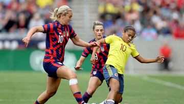 COMMERCE CITY, COLORADO - JUNE 25: Lindsey Horan #10 and Emily Fox #19 of Team USA fight for the ball against Leicy Santos #10 of Colombia in the first half at Dick's Sporting Goods Park on June 25, 2022 in Commerce City, Colorado. Matthew Stockman/Getty Images/AFP
== FOR NEWSPAPERS, INTERNET, TELCOS & TELEVISION USE ONLY ==