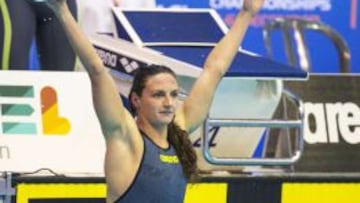 Katinka Hosszu celebra su récord del mundo en 400 estilos.