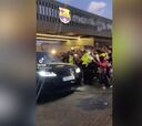 Terrible falta de respeto a Dembélé de un fan a la salida de los coches tras el Clásico