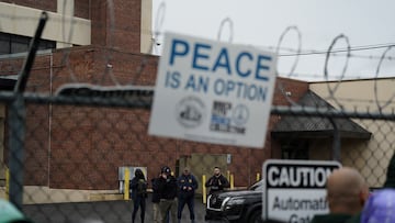 Agentes del DHS observan a manifestantes frente a la oficina local de HSI.