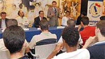 Los canteranos escucharon atentos a Butragueño.