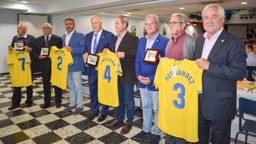 Los exjugadores, durante el homenaje.