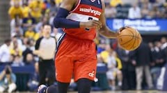 John Wall conduce el bal&oacute;n.