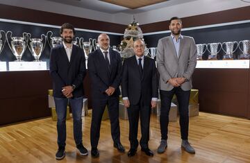 Florentino Pérez, presidente del Real Madrid, junto al entrenador y capitanes del Real Madrid de Baloncesto