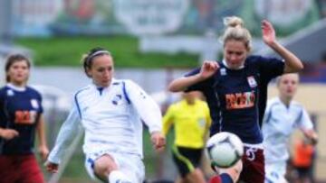 Mar&iacute;a Ruiz (izda.), en un partido de la liga rusa.