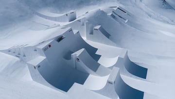 El snowpark del Audi Nines 2021 de esquí y snowboard construido en abril del 2021 en Crans-Montana, Valais, Suiza.