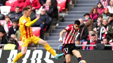 BILBAO, SPAIN - FEBRUARY 26: Yuri Berchiche of Athletic Club crosses the ball during the LaLiga Santander match between Athletic Club and Girona FC at San Mames Stadium on February 26, 2023 in Bilbao, Spain. (Photo by Juan Manuel Serrano Arce/Getty Images)