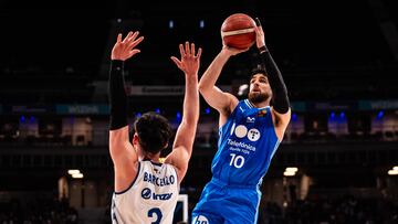 Francis Alonso, escolta del Movistar Estudiantes, lanza ante Barcello durante el partido ante el Guuk Gipuzkoa.