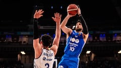 Francis Alonso, escolta del Movistar Estudiantes, lanza ante Barcello durante el partido ante el Guuk Gipuzkoa.