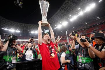 Ivan Rakitic, con el trofeo de la Europa League, celebra con los aficionados sevillistas la victoria.