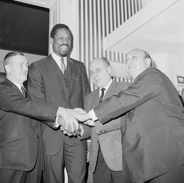 Primer entrenador afroamericano en la historia de la NBA: 1966 comenzó a ser entrenador-jugador tras la marcha de Red Auerbach de Boston. En la foto, el momento tras ser nombrado entrenador.