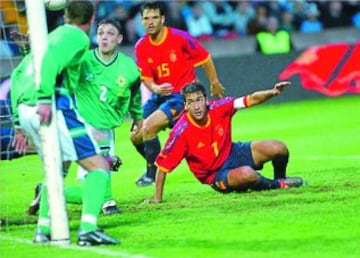 La selección comenzó su andadura de manera notable, con un juego discreto, pero ganando sin problemas. Ni Raúl ni Morientes pudieron marcar ante Irlanda del Norte.