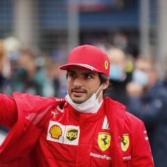 Carlos Sainz firmó por Ferrari en pijama y recién levantado