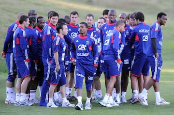 Los jugadores de Francia en un entrenamiento durante la concentraci&oacute;n del Mundial 2010.