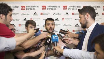 Facundo Campazzo, base del Real Madrid, atiende a los medios de comunicaci&oacute;n.