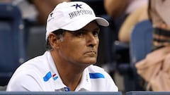 Toni Nadal presencia el partido entre Rafa Nadal y Novak Djokovic durante la final del US Open 2011.