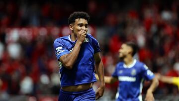 MEX297. TOLUCA (MÉXICO), 28/09/2024.- Isaias Violante del Toluca celebra un gol ante Atlas este sábado, en un juego por la jornada 10 del torneo Apertura 2024 de la Liga MX entre Toluca y Atlas celebrado en el estadio Nemesio Díez en la ciudad de Toluca (México). EFE/Alex Cruz