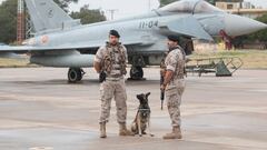 Moron de la Frontera/Sevilla/06-10-2015: Base aerea de Moron de la Frontera.
Dos soldados se situan al lado de un avion Eurofighter.
FOTO: PACO PUENTES/EL PAIS