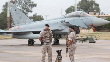 Moron de la Frontera/Sevilla/06-10-2015: Base aerea de Moron de la Frontera.
Dos soldados se situan al lado de un avion Eurofighter.
FOTO: PACO PUENTES/EL PAIS