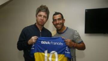 El ex vocalista de Oasis junto a Carlos Tevez