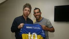 El ex vocalista de Oasis junto a Carlos Tevez