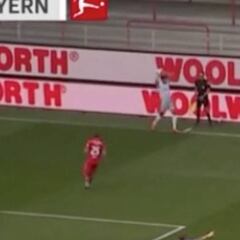 Nadie se imaginaba ver esto en un partido del Bayern: ejecutar un saque de banda así...