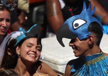 Los juerguistas actúan en la fiesta anual conocida como 'Carmelitas', durante las festividades del Carnaval en Río de Janeiro, Brasil.