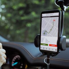 La DGT señala dónde hay que llevar el móvil en el coche