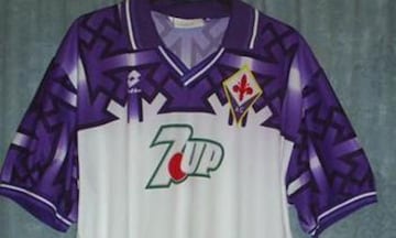 Tiene que ser duro lanzar una camiseta al mercado y que la afici¨®n reconozca en ella esv¨¢sticas, pero s¨ª, las ten¨ªa. La Fiore se libr¨® de una buena, imaginemos que hubieran lanzado esta equipaci¨®n en ¨¦poca de redes sociales.