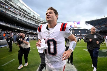 CHICAGO, ILLINOIS - NOVEMBER 10: Drake Maye #10 of the New England Patriots leaves the field after his team defeated the Chicago Bears at Soldier Field on November 10, 2024 in Chicago, Illinois.   Quinn Harris/Getty Images/AFP (Photo by Quinn Harris / GETTY IMAGES NORTH AMERICA / Getty Images via AFP)