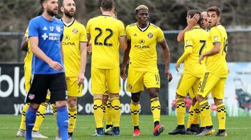 El color amarillo combinado con los detalles negros, no ayudan mucho para hacer que el jersey sea bonito,