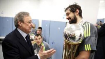 Florentino conversa con Llull tras ganas la tercera Copa seguida.