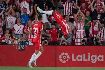 El Almería golpea primero. Balón al espacio que logra controlar Ramazani, batiendo a Courtois en el mano a mano.