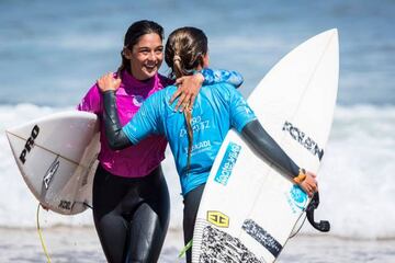 Garazi Sánchez felicita a Carol Henrique, la ganadora.