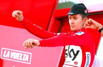 Michal Kwiatkowski destronó a Rohan Dennis en el Caminito del Rey y se enfundó el maillot rojo de la Vuelta a España.