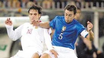 <b>YA CONOCE AL CAPITÁN BLANCO. </b>Cannavaro ya pudo saludar personalmente a Raúl en el amistoso que jugaron Italia y España en abril para despedir a Baggio. ¿Repetirán pronto en Madrid?