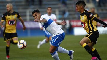 Futbol, Universidad Católica vs Coquimbo Unido. Tercera fecha, segunda vuelta Campeonato 2019. El jugador de Universidad Católica Cesar Pinares juega el balon contra Coquimbo Unido durante el partido de primera division realizado en el estadio San Carlos de Apoquindo de Santiago, Chile. 11/08/2019 Marcelo Hernandez/Photosport Football, Universidad Católica vs Coquimbo Unido. Third date, second round Championship 2019. Universidad Católica's players Cesar Pinares play the ball against Coquimbo Unido during the first division football match held at the San Carlos de Apoquindo stadium in Santiago, Chile. 11/08/2019 Marcelo Hernandez/Photosport