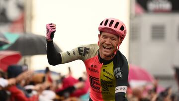 Cort Nielsen celebra su primer triunfo en el Giro de Italia.