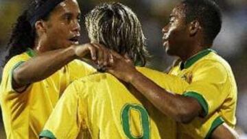 <b>FÁCIL VICTORIA. </b>Ronaldinho, Rafael Sobis y Robinho celebran el primer gol de Brasil.