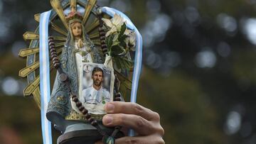 La afici&oacute;n argentina espera que la estrella del Barcelona les lleve a la final.