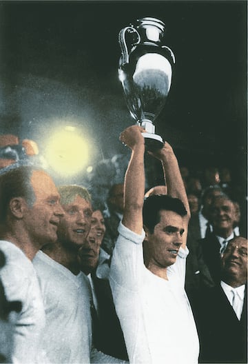 Uno de los cuatro ‘One Club Man’ en la historia del Real Madrid. José María Zárraga llegó al Real Madrid en 1949, y dos temporadas después dio el salto al primer equipo. Es partícipe de manera activa en las 5 Copas de Europa, ya que disputa todos los minutos en las finales. El centrocampista fue capitán en las dos últimas, ante Stade de Reims y Eintracht Frankfurt.
