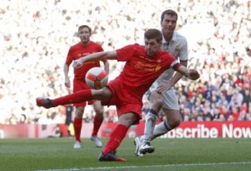 Steven Gerrard celebra el cuarto gol del Liverpool.