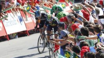 IMPLACABLE. Valverde toma ventaja en los últimos metros sobre Sagan, Roche y Gonçalves ante el entusiasmo del público de Vejer.