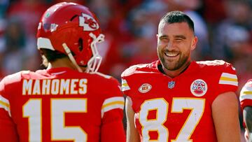 KANSAS CITY, MISSOURI - OCTOBER 22: Travis Kelce #87 and Patrick Mahomes #15 of the Kansas City Chiefs talk before the game against the Los Angeles Chargers at GEHA Field at Arrowhead Stadium on October 22, 2023 in Kansas City, Missouri.   David Eulitt/Getty Images/AFP (Photo by David Eulitt / GETTY IMAGES NORTH AMERICA / Getty Images via AFP)